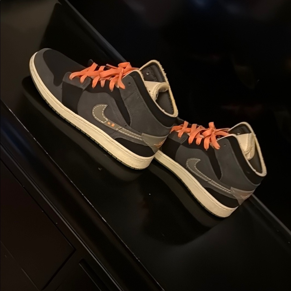 Youth Jordan’s 7Y Anthracite/Olive Mid SE